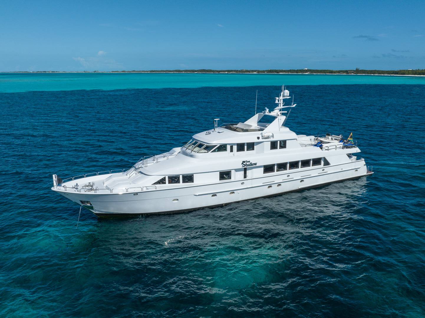 Browse and filter luxury yachts by size, location, or guest capacity